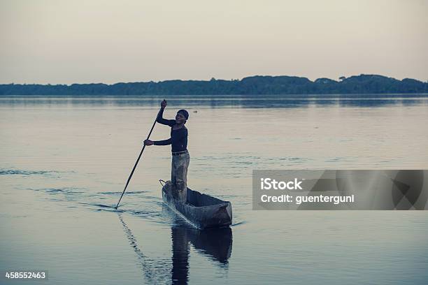 Pescador Em Pirogue Em Rio O Congo - Fotografias de stock e mais imagens de República Democrática do Congo - República Democrática do Congo, Piroga, África