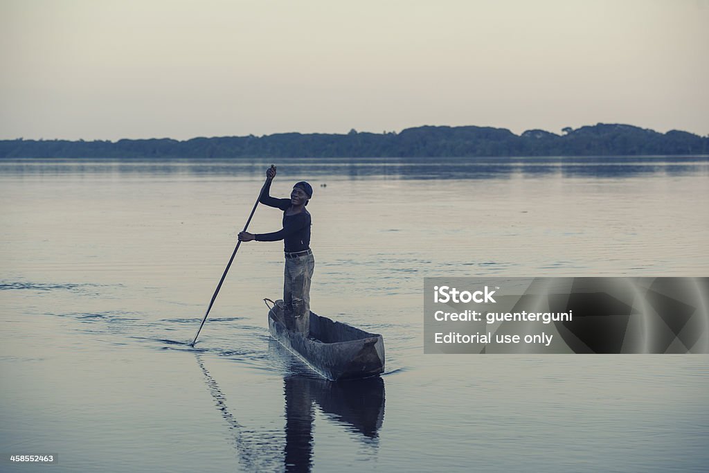 Рыбак в виде пирога на Река Конго - Стоковые фото Демократическая Республика Конго роялти-фри