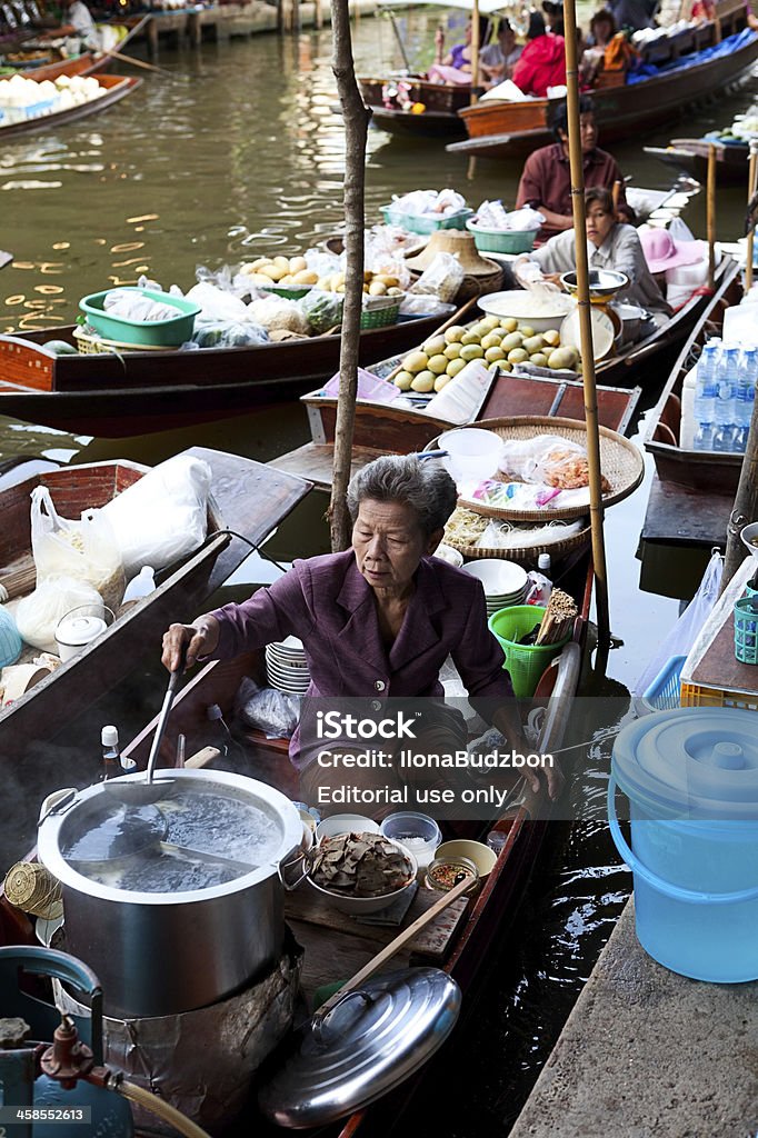 Alimentos proveedor al mercado flotante de Damnoen Saduak, Tailandia - Foto de stock de Asia libre de derechos