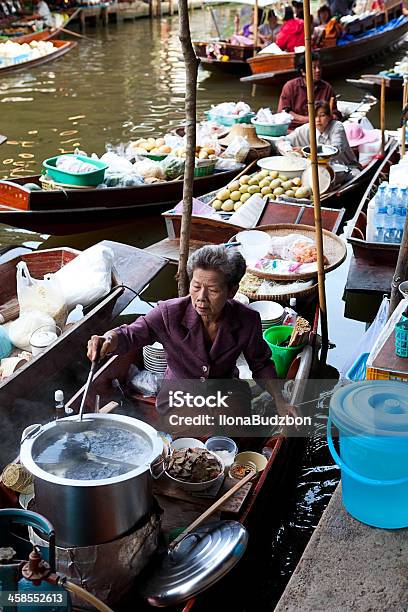 Alimentos Proveedor Al Mercado Flotante De Damnoen Saduak Tailandia Foto de stock y más banco de imágenes de Asia