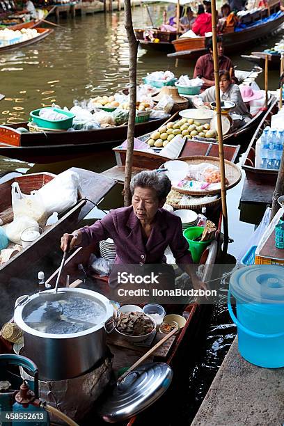 Foto de Comida No Mercado Flutuante De Damnoen Saduak Tailândia e mais fotos de stock de Frigideira chinesa