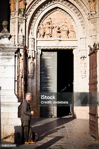 Foto de Beggar Em Frente À Igreja De Entrada Sevilha e mais fotos de stock de 45-49 anos - 45-49 anos, Adulto, Adulto maduro