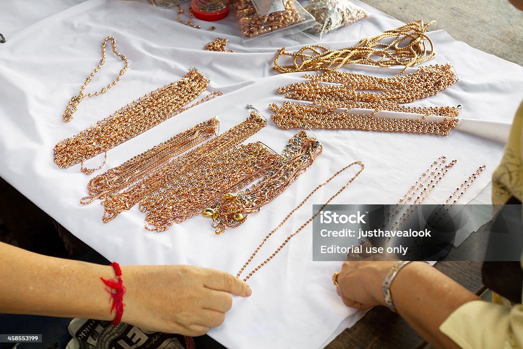 Venda de joias de ouro vermelho e inspecionar - Foto de stock de Bangkok royalty-free