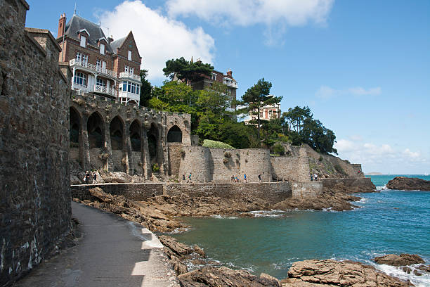 dinard-droga nadbrzeżna - brittany bay sea beach zdjęcia i obrazy z banku zdjęć