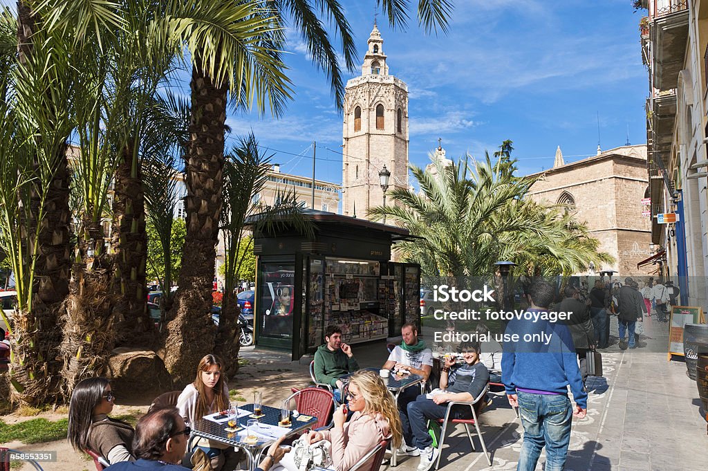 Turistas no pavimento cafe palmeiras El Micalet Valencia, Espanha - Foto de stock de Valência - Espanha royalty-free