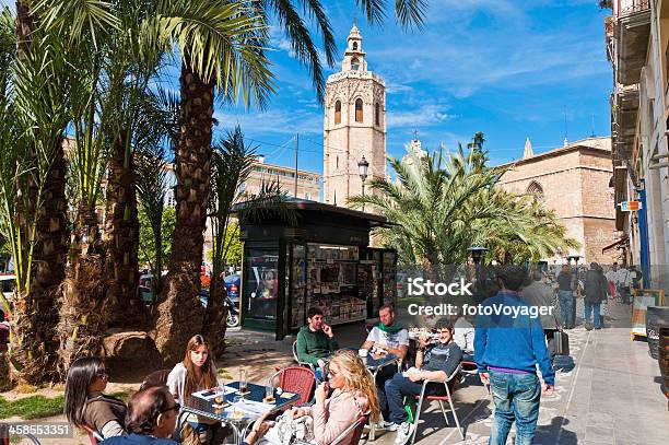 Foto de Turistas No Pavimento Cafe Palmeiras El Micalet Valencia Espanha e mais fotos de stock de Valência - Espanha