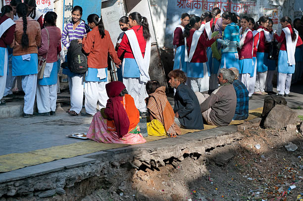 poveri sono inseriti nel tempio indù in india - homelessness food in a row people foto e immagini stock