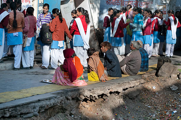 pessoas pobres são alimentadas no templo hindu na índia - homelessness food in a row people - fotografias e filmes do acervo