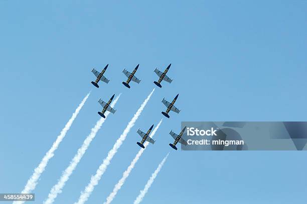 Photo libre de droit de Breitling Jet Équipe Sous Le Ciel Royal banque d'images et plus d'images libres de droit de Activité - Activité, Aile d'animal, Aile d'avion