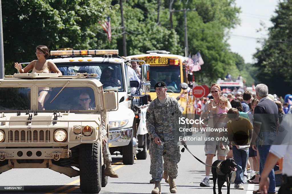 Army Soldier y perros mascota Parade marchando el 4 de julio - Foto de stock de Perro libre de derechos