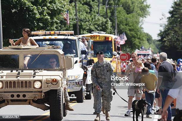 Army Soldier Y Perros Mascota Parade Marchando El 4 De Julio Foto de stock y más banco de imágenes de Perro