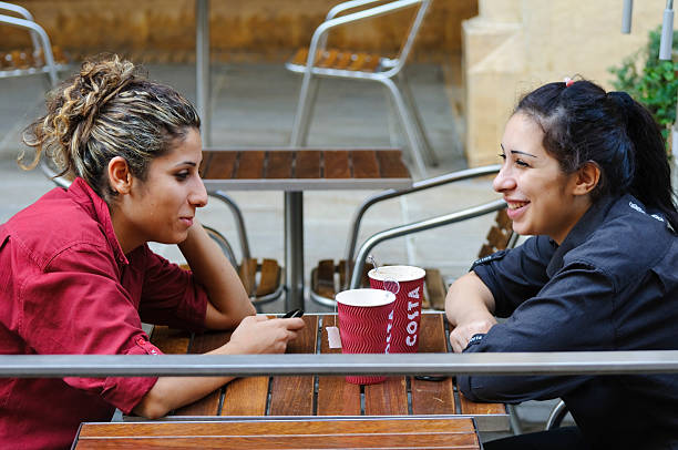 コスタコーヒーを beirut ,lebanon - starbucks coffee coffee shop women ストックフォトと画像