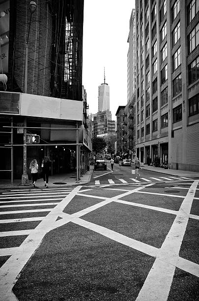 pieszych, jeden wtc krajobraz miejski, soho, manhattanu, nyc - caucasian three dimensional shape men sky zdjęcia i obrazy z banku zdjęć