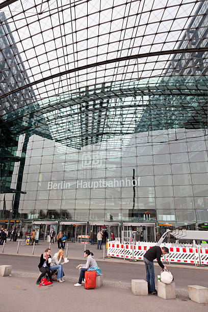 stazione centrale di berlino con logo di db deutsche bahn - deutsche bundesbahn foto e immagini stock