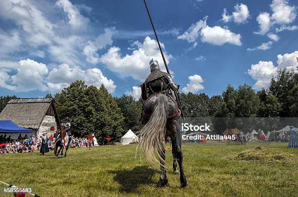 Medieval Caballero A Caballo Foto de stock y más banco de imágenes de Accesorio de cabeza - Accesorio de cabeza, Armadura - Armadura tradicional, Caballero