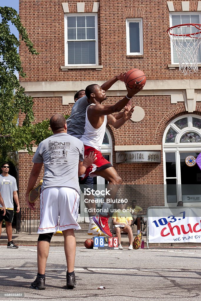 Homem Jovem passeios a cesta na Rua externa Torneio de basquete - Foto de stock de Basquete royalty-free