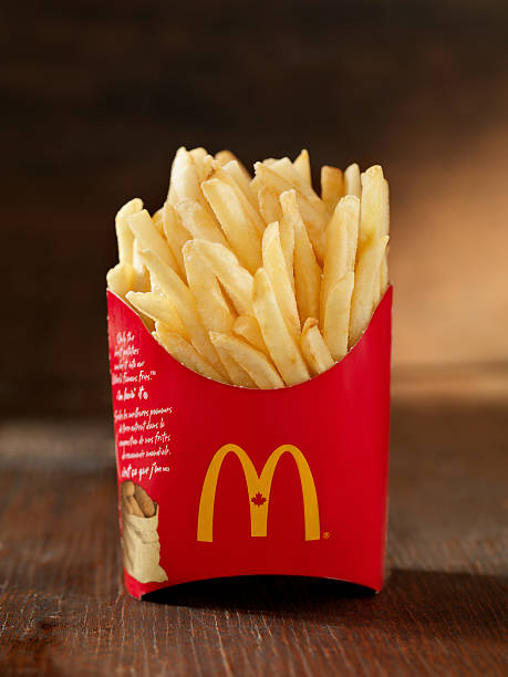 mcdonalds batatas fritas - prepared potato food studio shot selective focus imagens e fotografias de stock