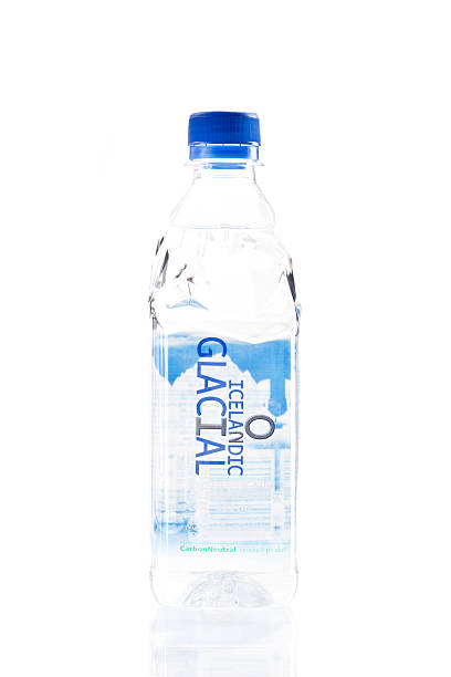bouteille d'eau des glaciers islandais - brand named water photos et images de collection