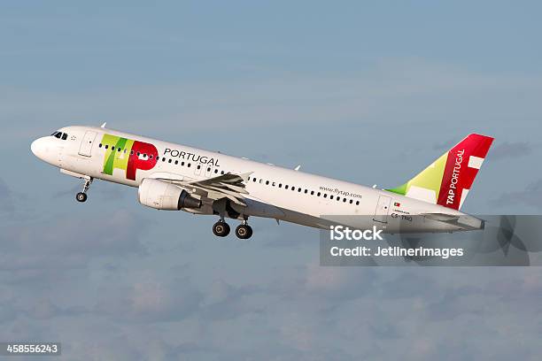 Tap Portugal Airbus A320 - Fotografie stock e altre immagini di Aereo di linea - Aereo di linea, Aeroplano, Aeroporto