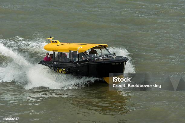 Photo libre de droit de Water Taxi Pour Traverser La Rivière banque d'images et plus d'images libres de droit de Bateau de voyageurs - Bateau de voyageurs, Bateau-taxi, Culture néerlandaise