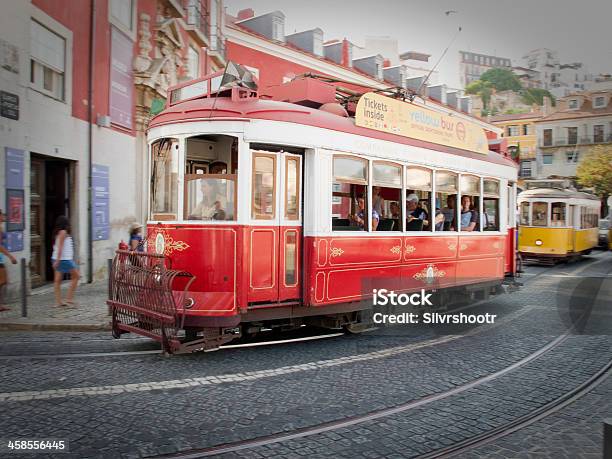 Tranvía De Automóviles Antiguos En La Ciudad Antigua De Lisboa Portugal Foto de stock y más banco de imágenes de Adoquinado