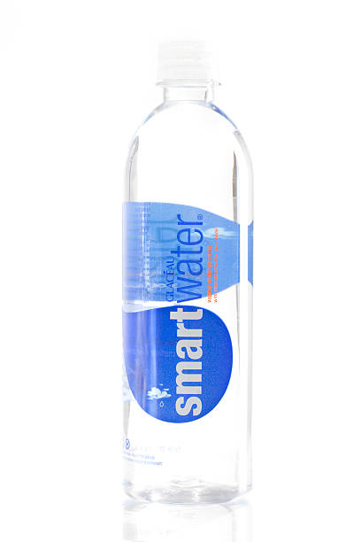 frasco de smartwater - brand named water imagens e fotografias de stock