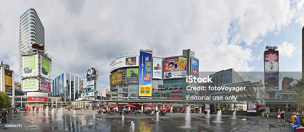 Toronto plaza Yonge Dundas vallas publicitarias coloridos panorama Canadá - Foto de stock de Toronto libre de derechos