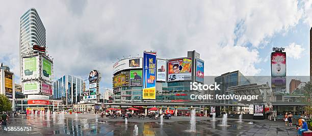 Toronto Plaza Yonge Dundas Vallas Publicitarias Coloridos Panorama Canadá Foto de stock y más banco de imágenes de Toronto