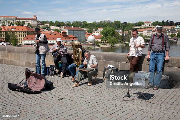 Street Musicians На Карлов Мост Прага — стоковые фотографии и другие картинки Компакт-диск - Компакт-диск, Продавать, Восточная Европа