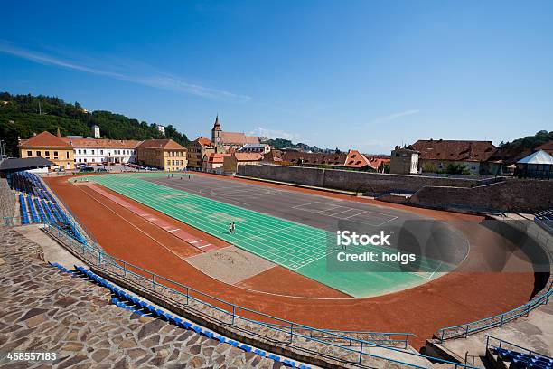 Pista Di Atletica Brasov Romania - Fotografie stock e altre immagini di Brasov - Brasov, Sport, Ambientazione esterna