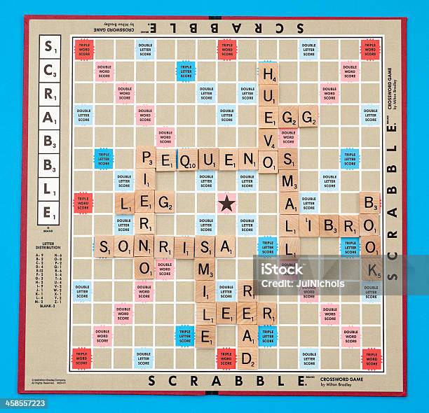 O Scrabble Bilingual Conceito - Fotografias de stock e mais imagens de Palavras-cruzadas - Palavras-cruzadas, Jogo de Tabuleiro, Jogo de Lazer