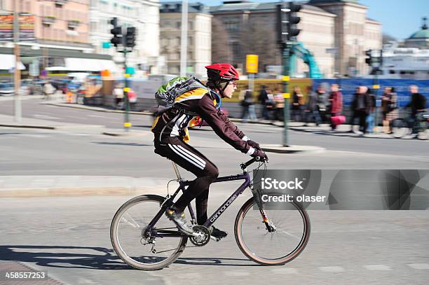 Bicicleta En Movimiento Borroso Tráfico Foto de stock y más banco de imágenes de Perfil - Vista de costado - Perfil - Vista de costado, Andar en bicicleta, Adulto joven