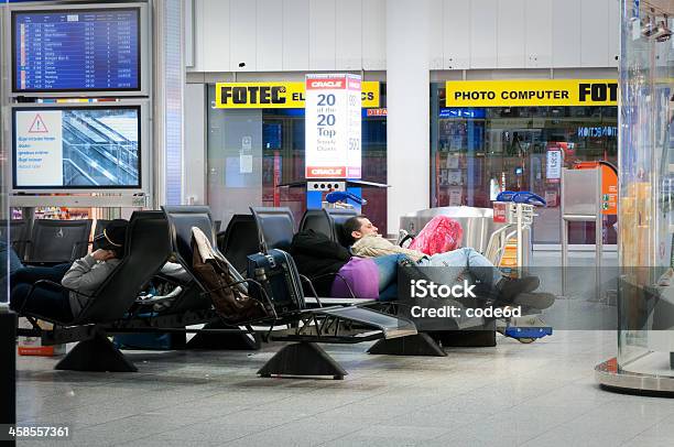 Multifilar Viajeros Un Dormitorio En La Terminal 1 Del Aeropuerto De Frankfurt Foto de stock y más banco de imágenes de Aeropuerto