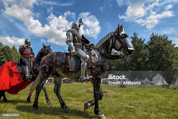 Medieval Caballero A Caballo Foto de stock y más banco de imágenes de Accesorio de cabeza - Accesorio de cabeza, Armadura - Armadura tradicional, Caballero