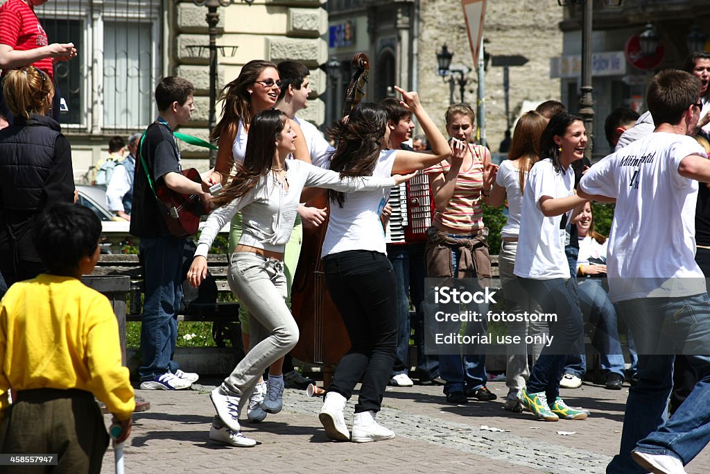 Gruppo di giovani studenti di festeggiare e ballare all'aperto - Foto stock royalty-free di Abbigliamento casual