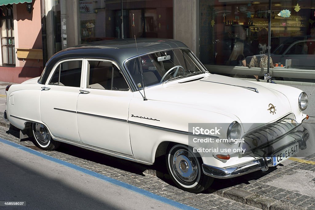 Vista lateral do branco Opel Kapitan-quarta geração - Royalty-free Carro Antigo Foto de stock