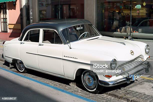 Vista Lateral Do Branco Opel Kapitanquarta Geração - Fotografias de stock e mais imagens de Carro Antigo