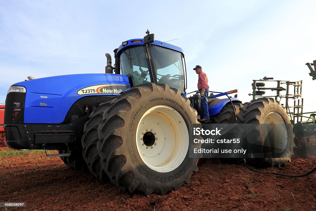 Farmer Auftanken seine Traktor - Lizenzfrei Ausrüstung und Geräte Stock-Foto