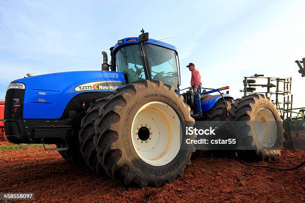 Photo libre de droit de Agriculteur Vous Ressourcer Son Tracteur banque d'images et plus d'images libres de droit de Adulte - Adulte, Agriculteur, Agriculture