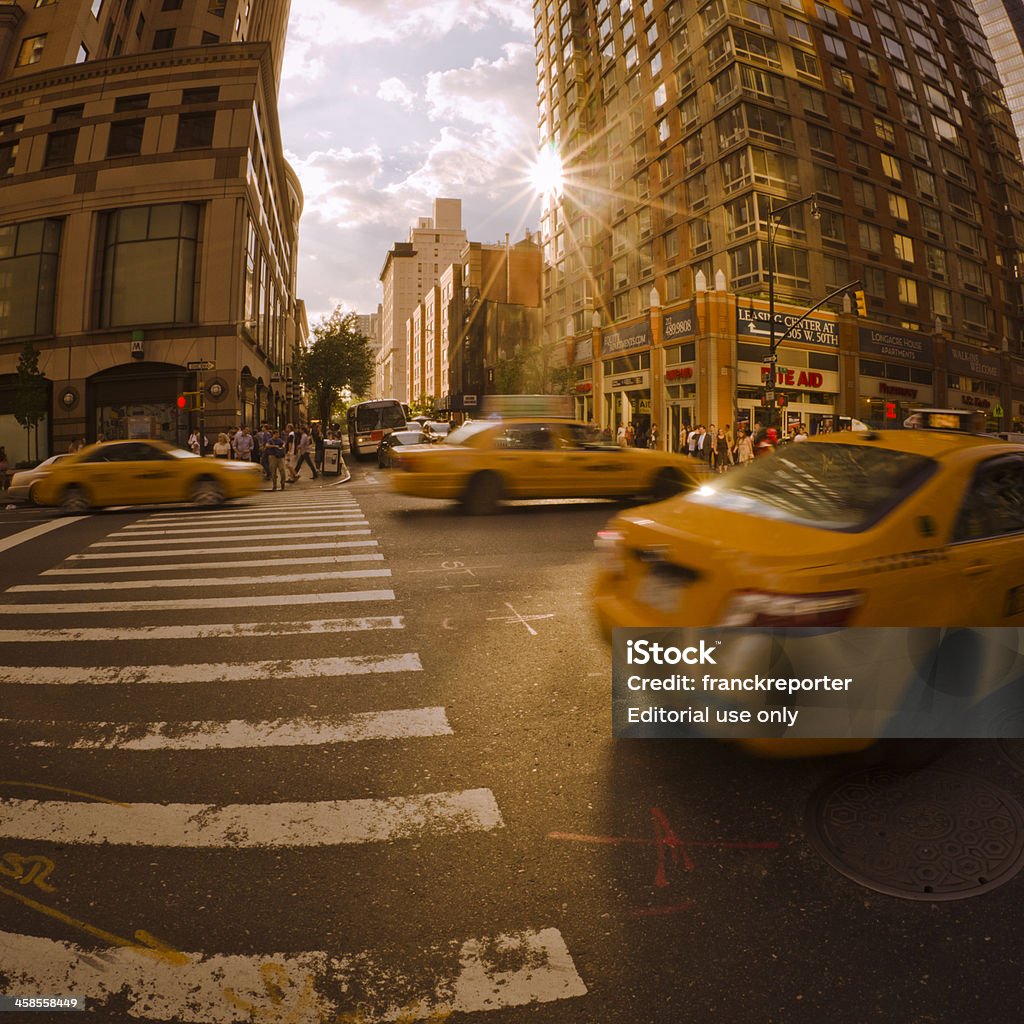 Rapida corsa in Taxi a Manhattan al tramonto-New York - Foto stock royalty-free di Affollato