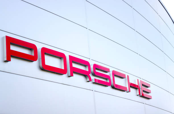 voitures de sport porsche logo du fabricant un concessionnaire - ferrari car red status car photos et images de collection