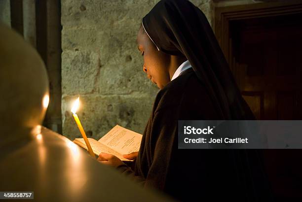 African Suora Interno Del Santo Sepolcro A Gerusalemme - Fotografie stock e altre immagini di Suora