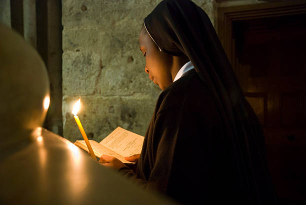 アフリカの修道女の聖地エルサレム sepulchre 内側 - nun catholicism praying women �ストックフォトと画像