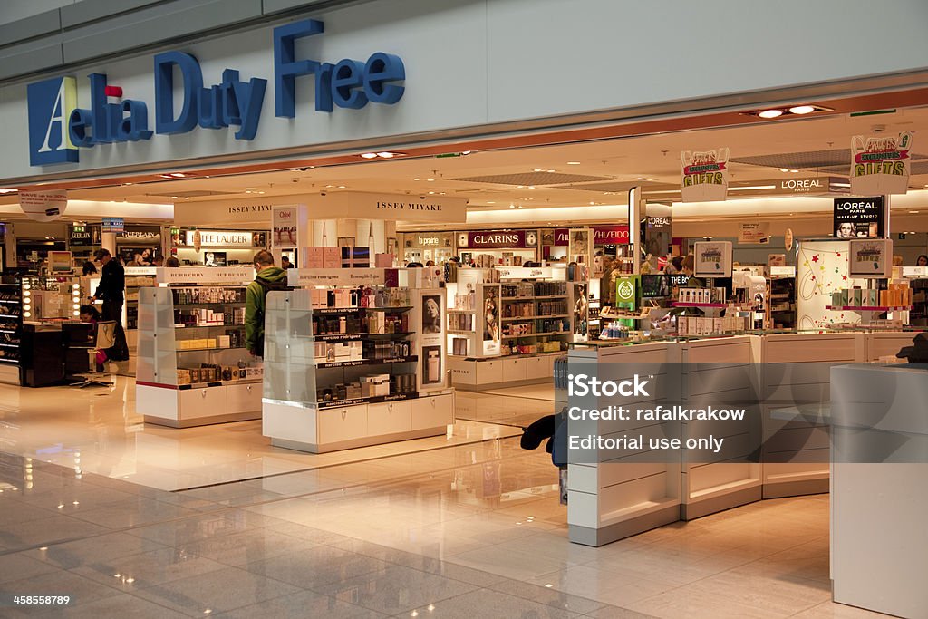 La tienda libre de impuestos en el aeropuerto - Foto de stock de Libre de derechos de aduana libre de derechos