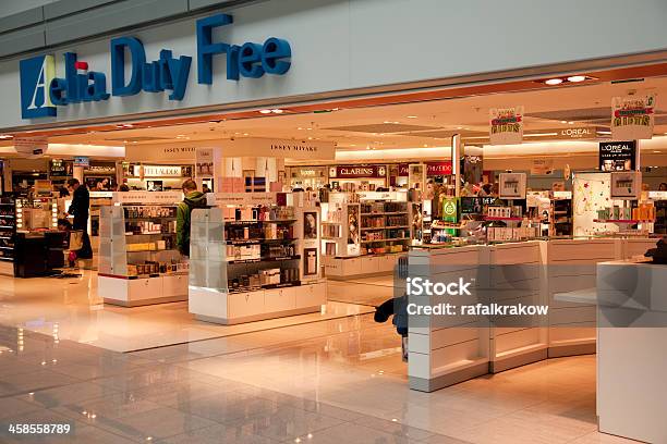 La Tienda Libre De Impuestos En El Aeropuerto Foto de stock y más banco de imágenes de Libre de derechos de aduana - Libre de derechos de aduana, Aeropuerto, Centro comercial