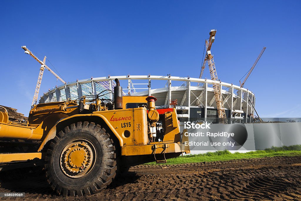 Estadio de ciudad del cabo en construcción con Caterpillar earthmover - Foto de stock de Aire libre libre de derechos