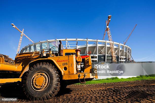 Estadio De Ciudad Del Cabo En Construcción Con Caterpillar Earthmover Foto de stock y más banco de imágenes de Aire libre