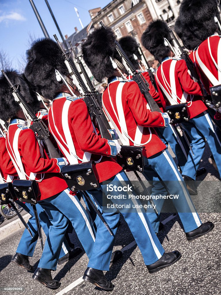 デンマーク王立ライフガード marching のガラの制服 - アマリエンボー宮殿のロイヤリティフリーストックフォト