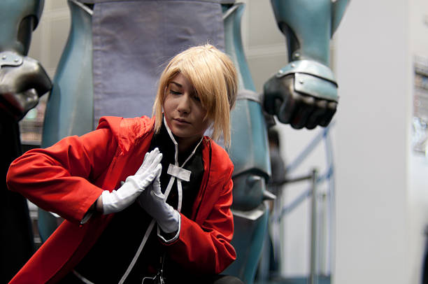 cosplayer habillé comme edward elric de fullmetal alchimiste - ethnic editorial make up colors photos et images de collection