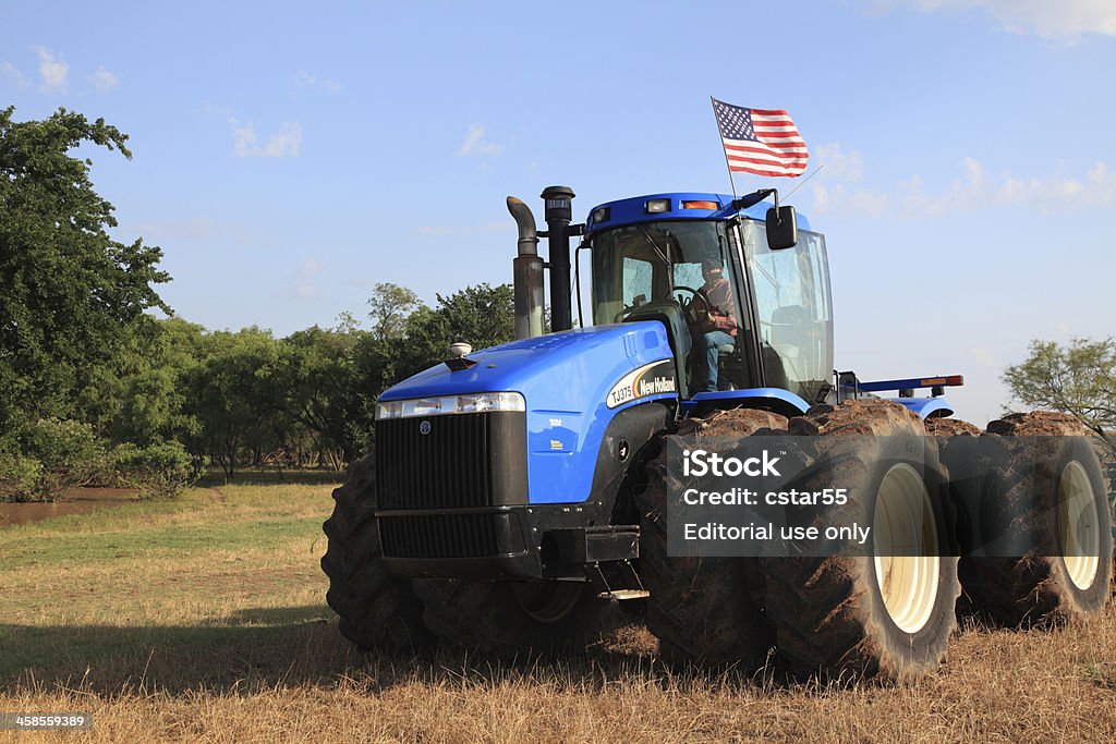 Agricultor dirigindo um caminhão com bandeira americana - Foto de stock de Bandeira Norte-Americana royalty-free